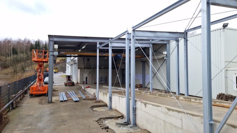 Errichtung einer Einhausung mit Verbindungsgang