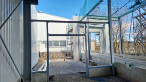 Errichtung einer Einhausung mit Verbindungsgang