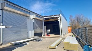 Errichtung einer Einhausung mit Verbindungsgang