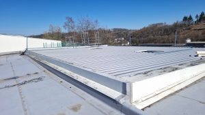 Errichtung einer Einhausung mit Verbindungsgang